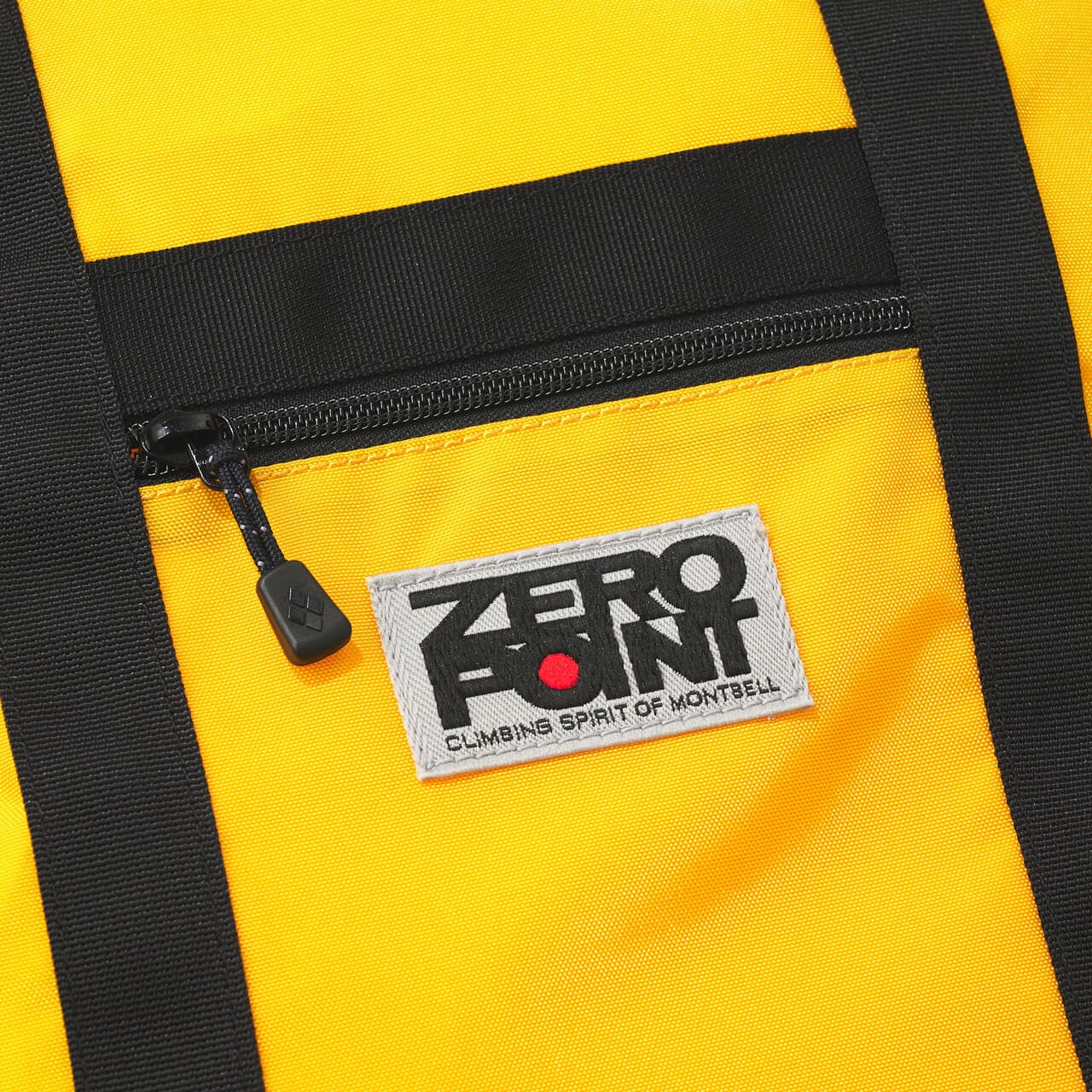 モンベルの50th ギアコンテナ バッグのブランドロゴ