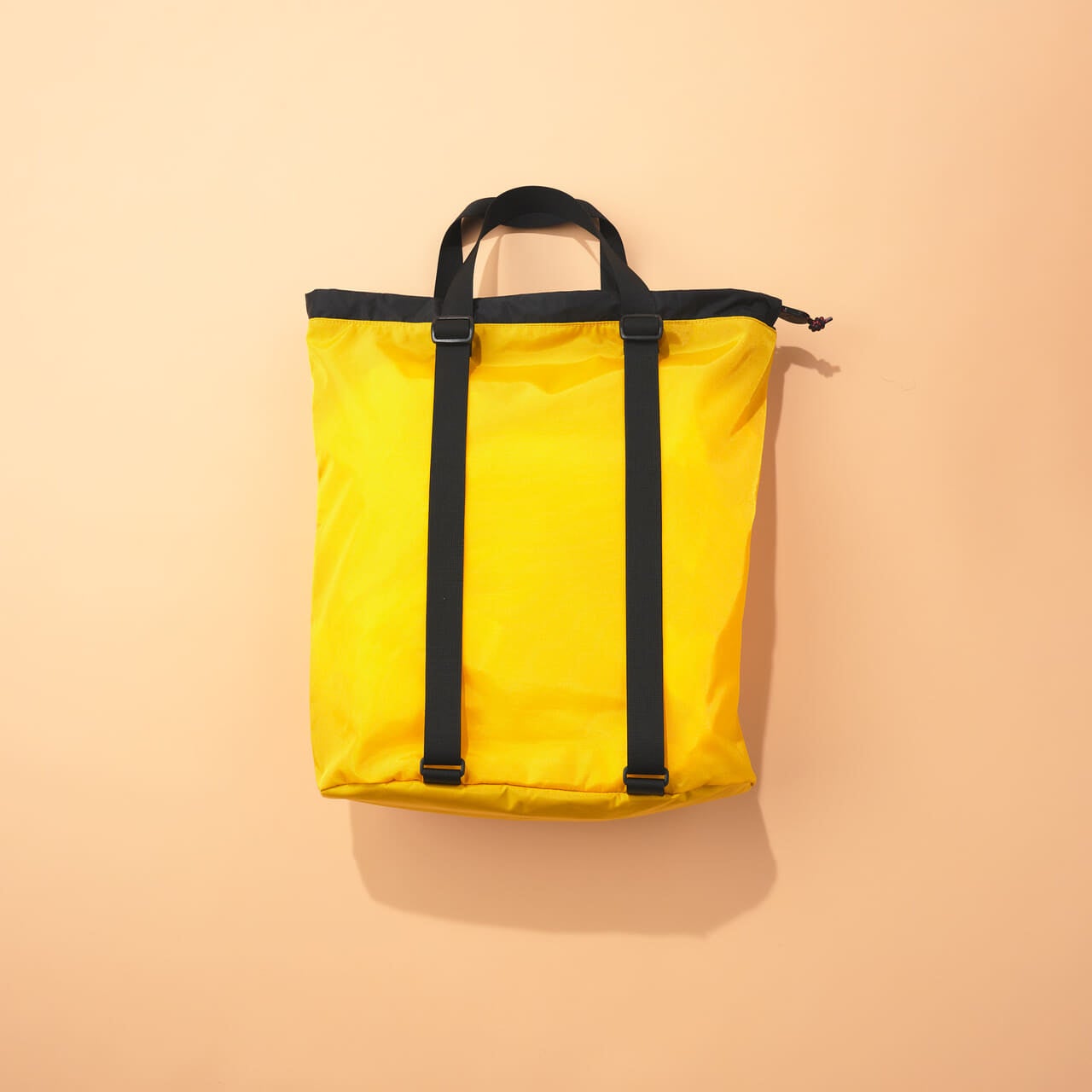 モンベルの50th ギアコンテナ バッグの背面のショルダーストラップ