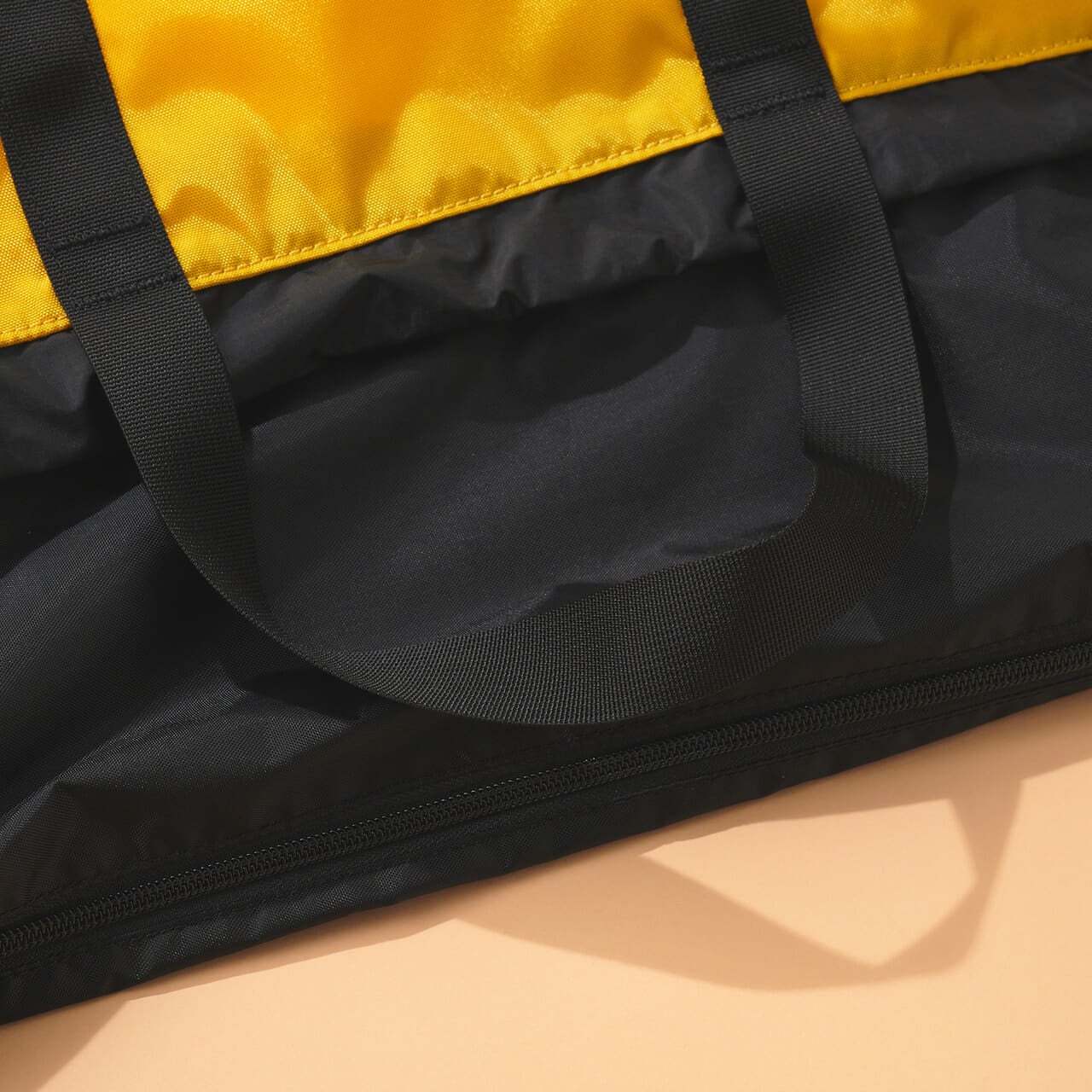 モンベルの50th ギアコンテナ バッグの入口のジッパー