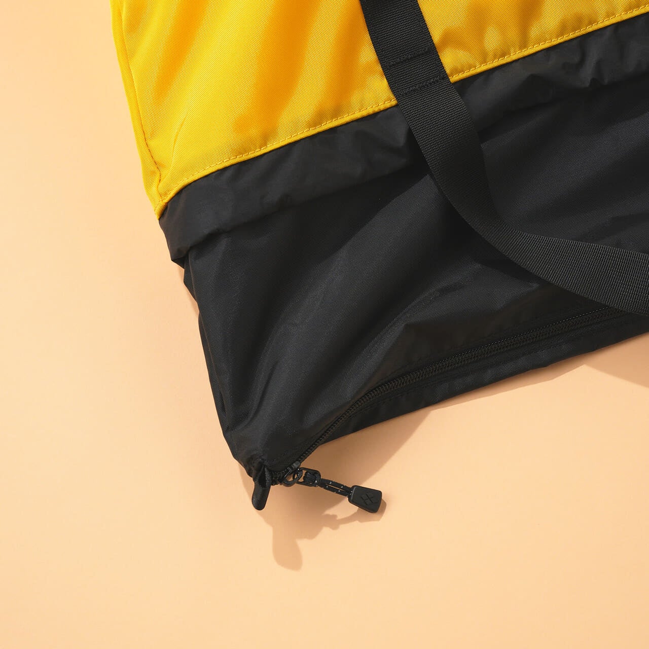 モンベルの50th ギアコンテナ バッグの入口のジッパー