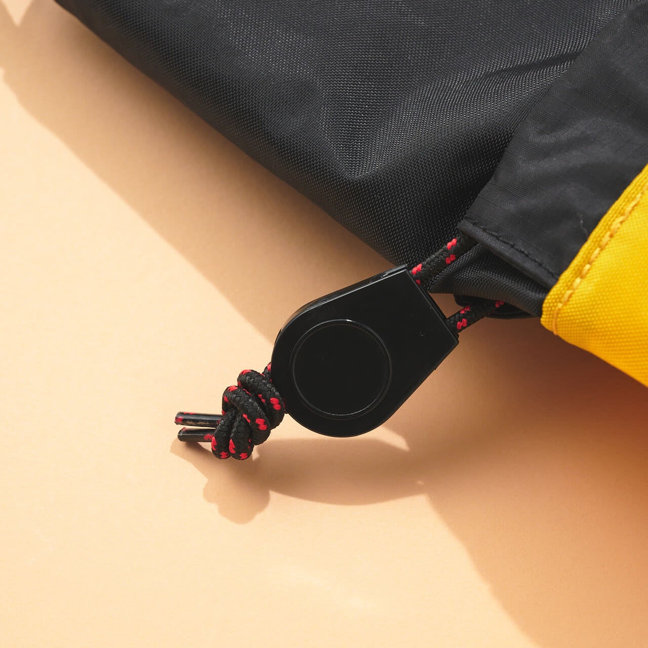 モンベルの50th ギアコンテナ バッグのドローコードのコードストッパー