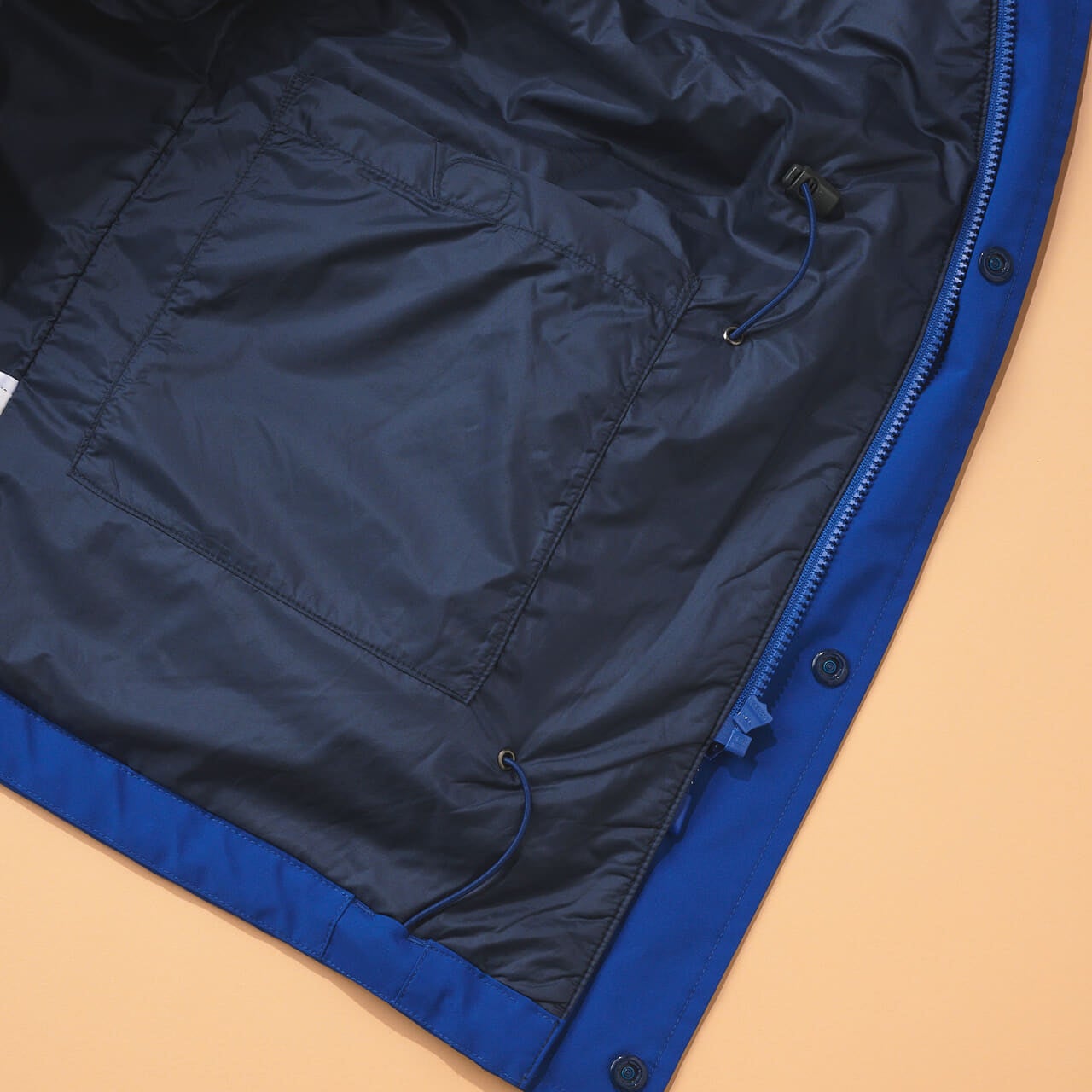 モンベルの50th スーパードリューパーカ の裏地と内ポケット