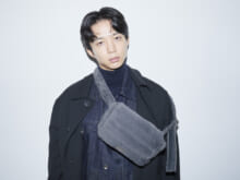 ヘルノ（HERNO）の“ふわふわ”新作バッグを大切な人へ。鈴木仁のアウタースタイルとともに