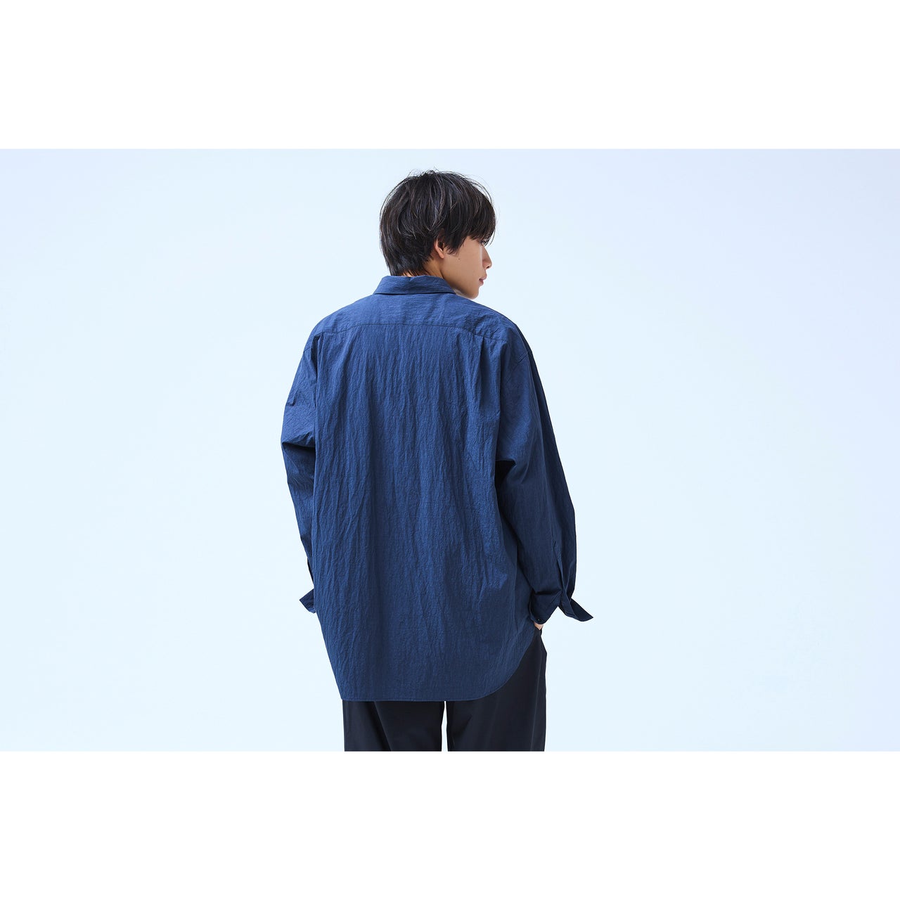 メンズのナチュラルなショートヘアに合わせたデニムシャツのスタイル　バックショット