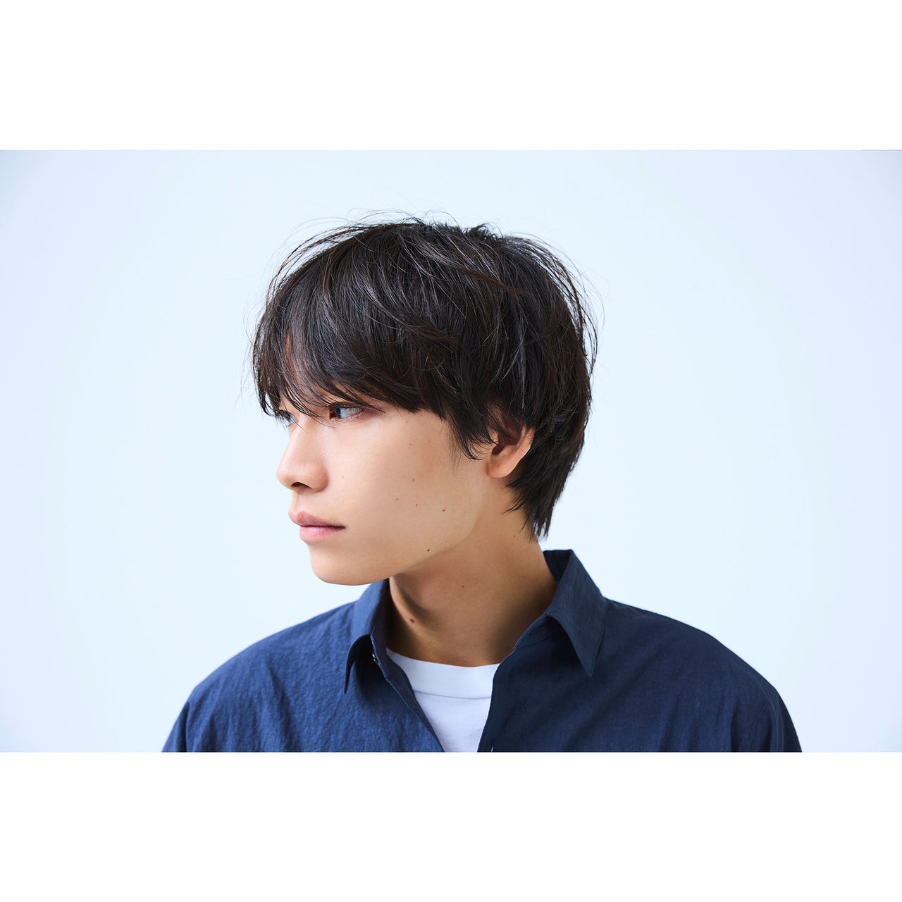 メンズのナチュラルなショートヘアスタイル　斜め正面