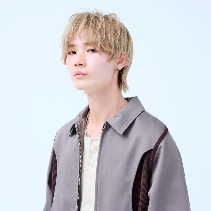 AWファッションと相性抜群、くすみ系ハイトーンでモードな印象に