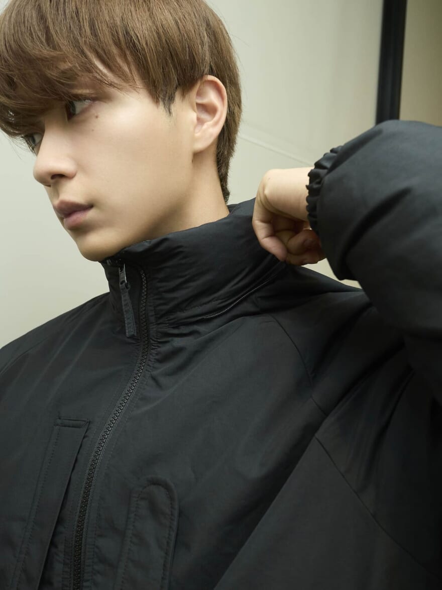 野村ブラックダウンジャケットのフードヨリ