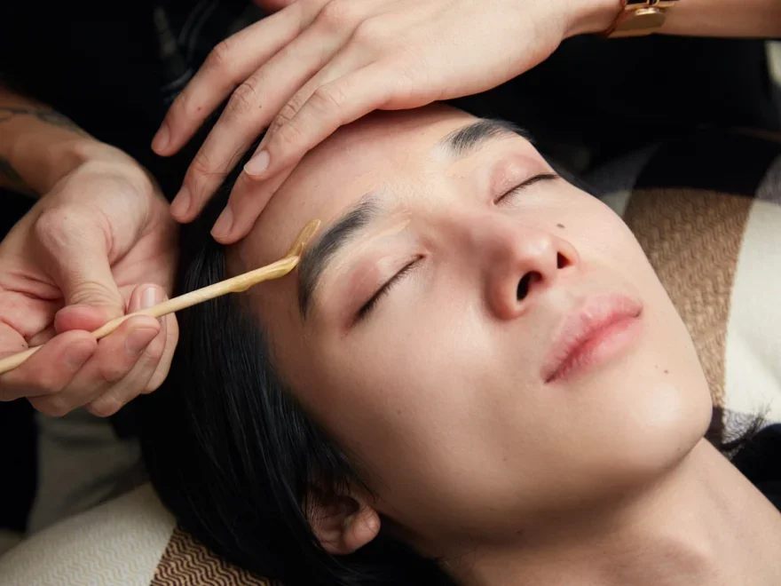 メンズアイブロウ 眉サロンの施術シーン