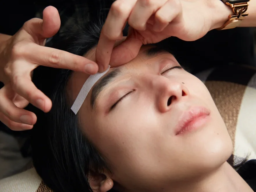 メンズアイブロウ 眉サロンの施術シーン