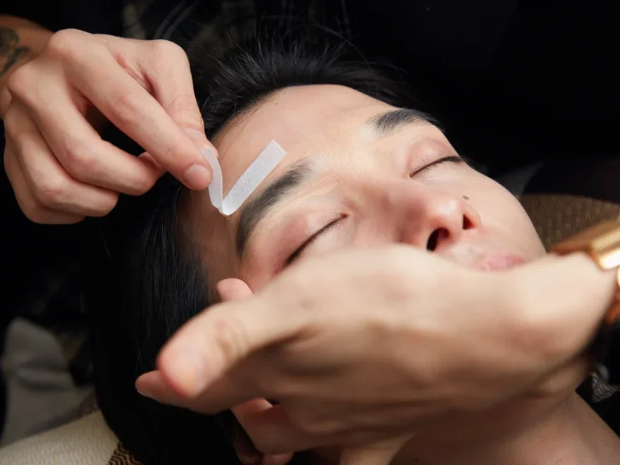 メンズアイブロウ 眉サロンの施術シーン