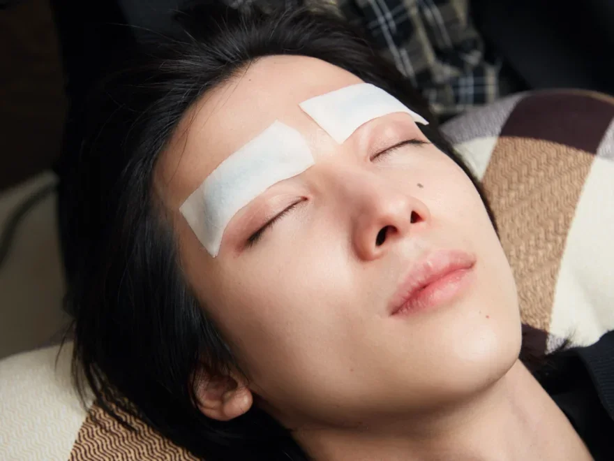 メンズアイブロウ 眉サロンの施術シーン