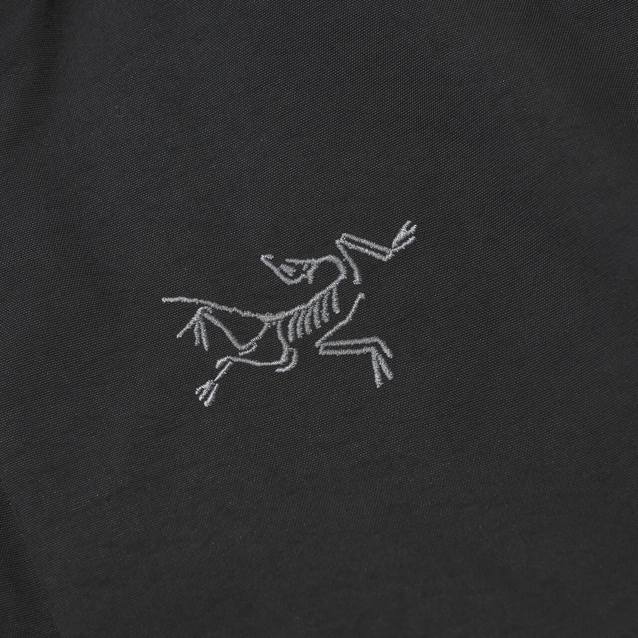 アークテリクスのサーミー ダウン ジャケットのバードロゴ