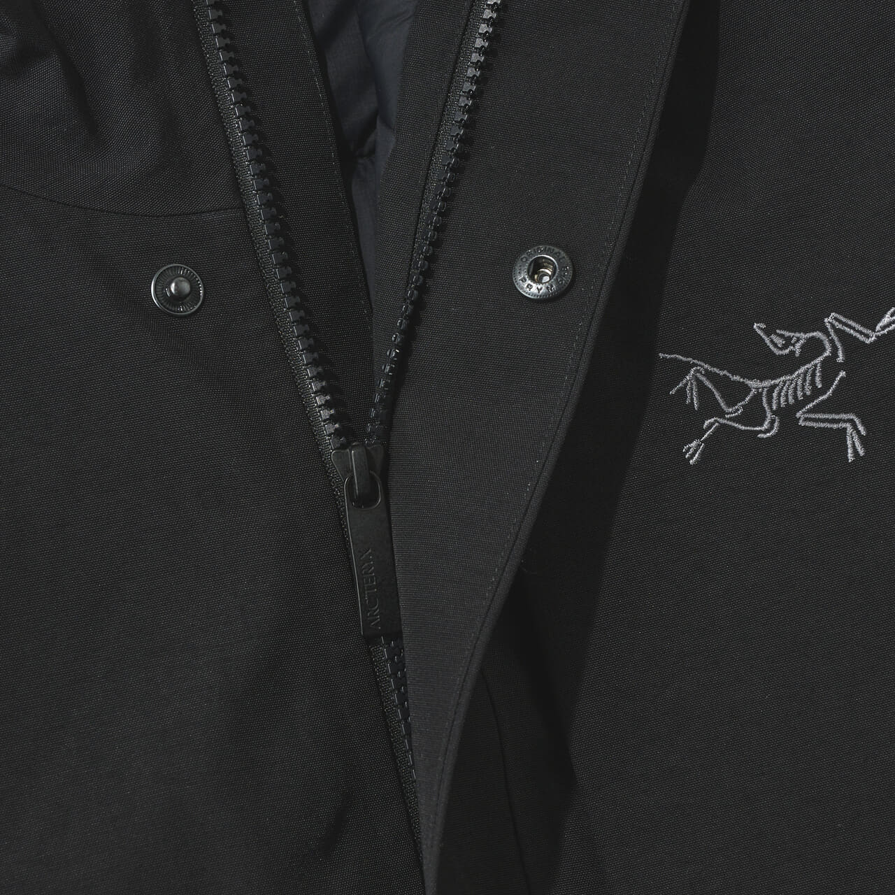 アークテリクスのサーミー ダウン ジャケットのフロントジップ