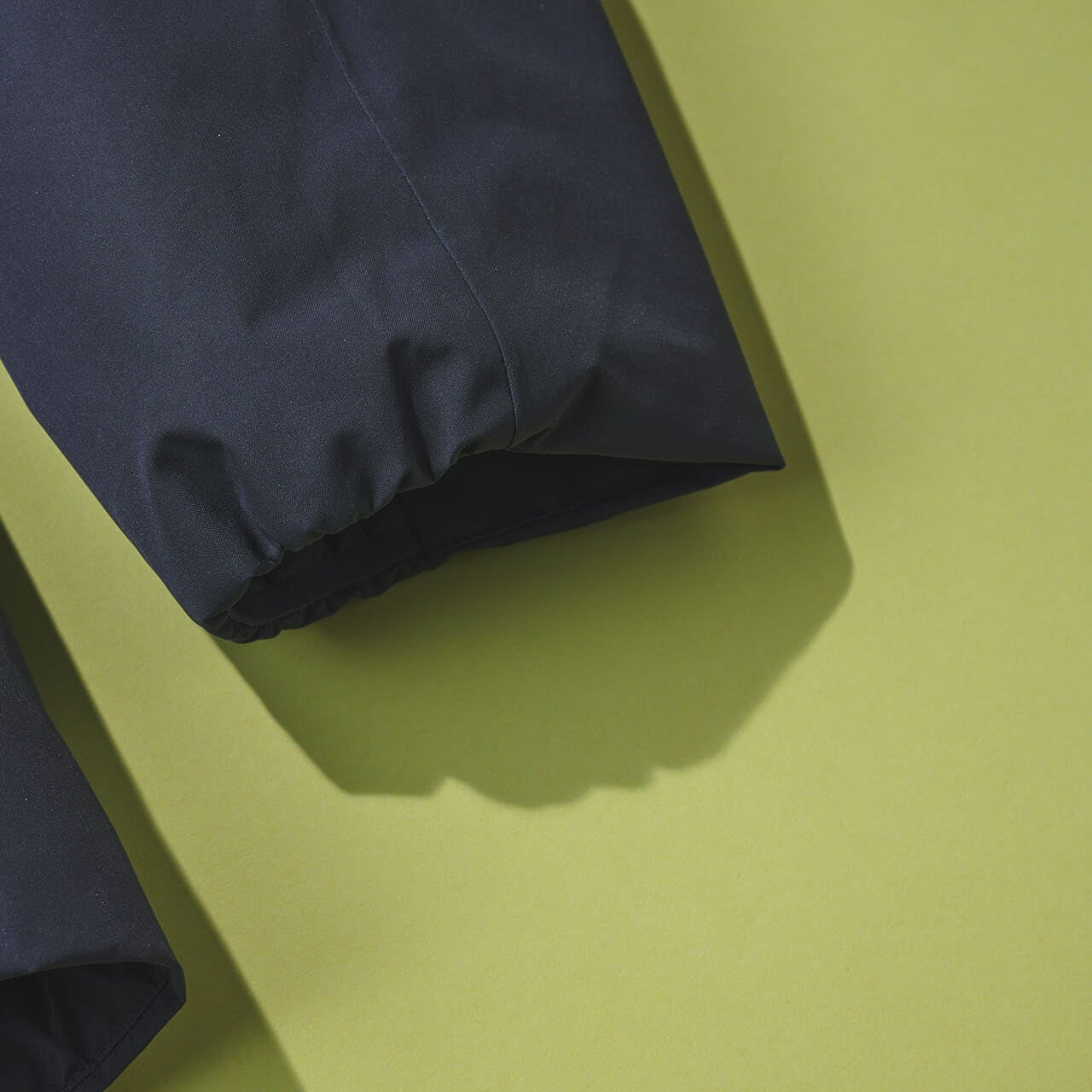 アークテリクスのソラノ ダウン フーディの袖口