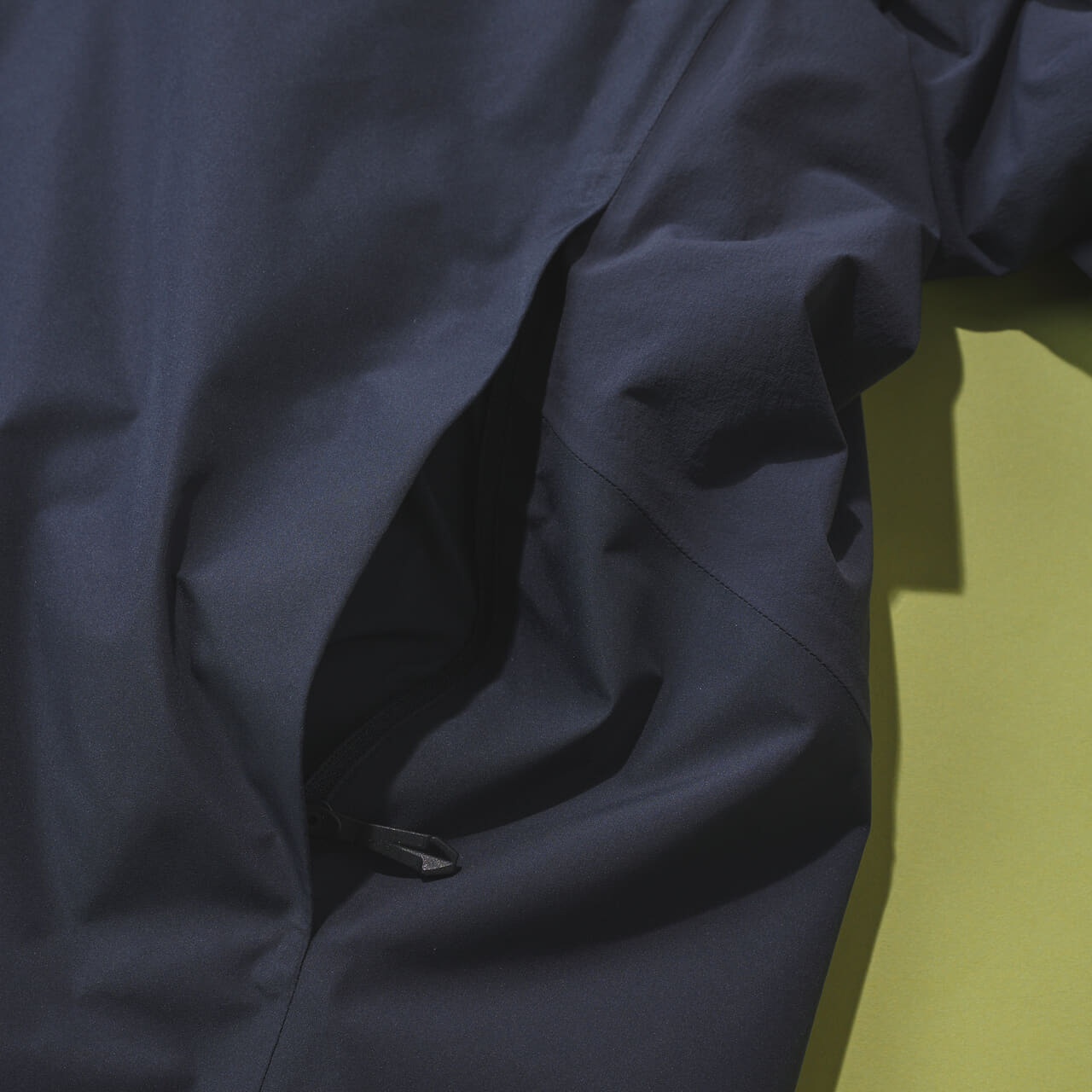 アークテリクスのソラノ ダウン フーディのフロントポケット