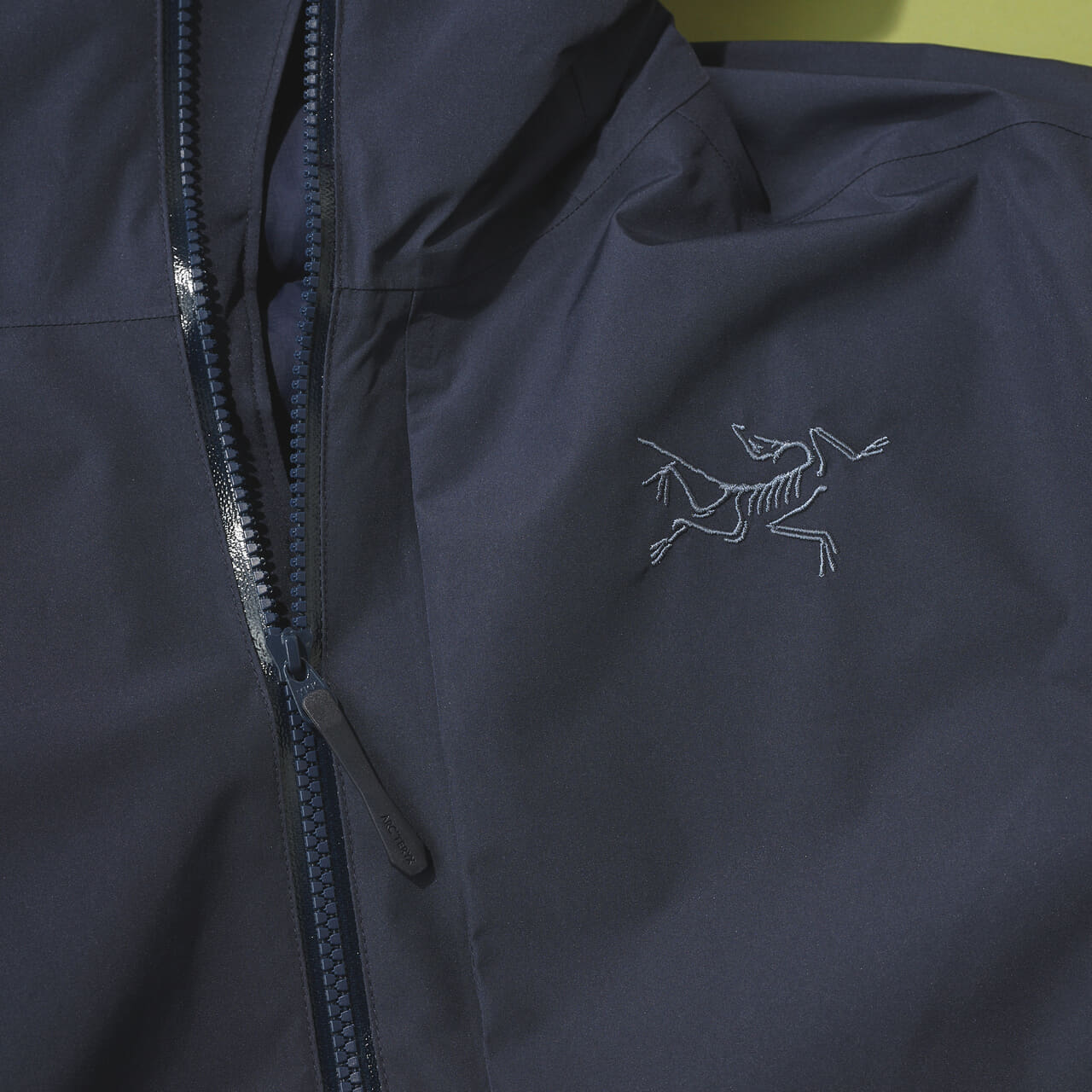 アークテリクスのソラノ ダウン フーディのフロントジップ