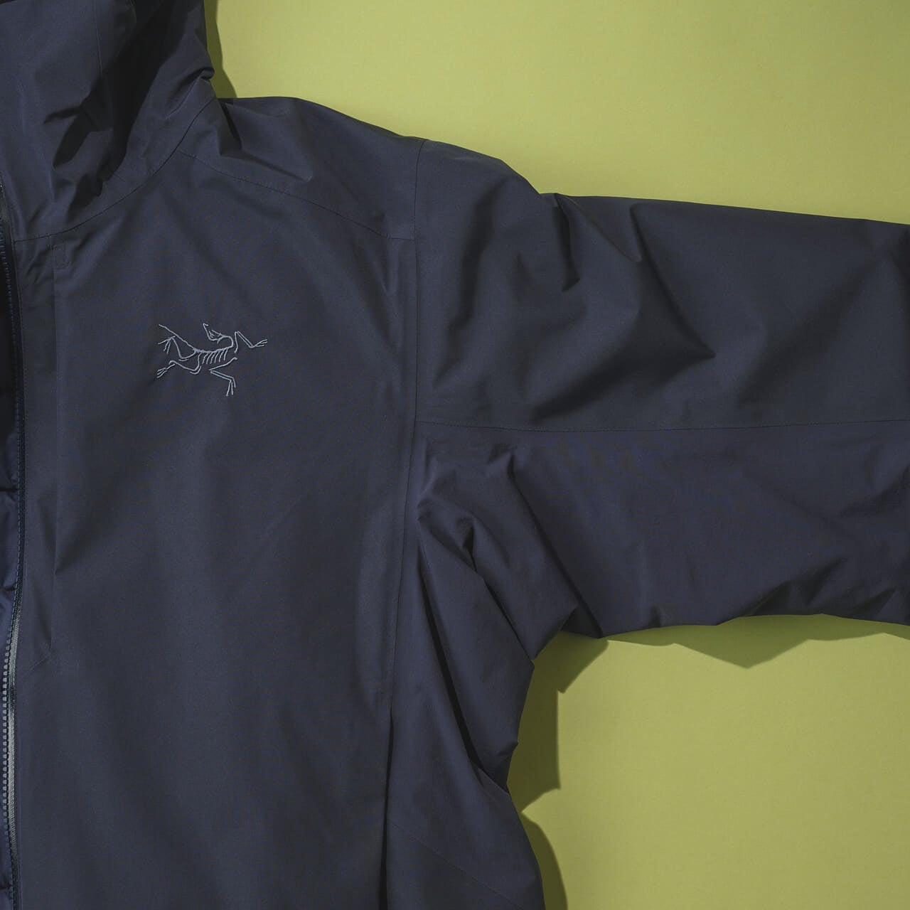 アークテリクスのソラノ ダウン フーディのバードロゴ、脇のディテール