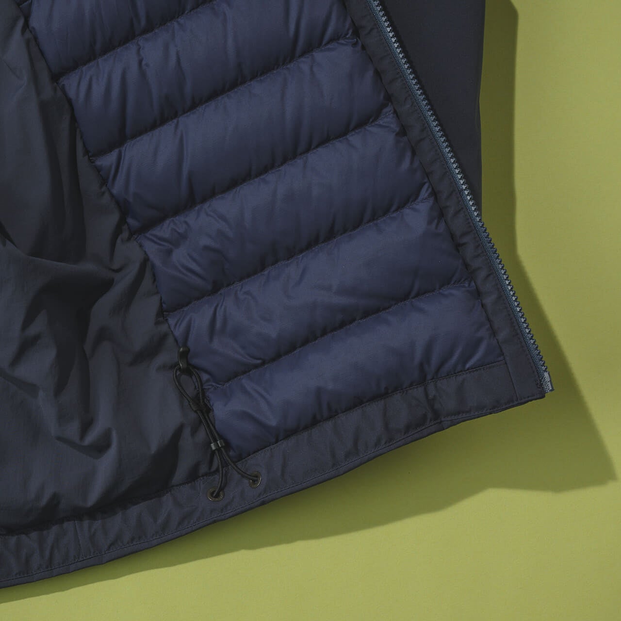 アークテリクスのソラノ ダウン フーディの裾