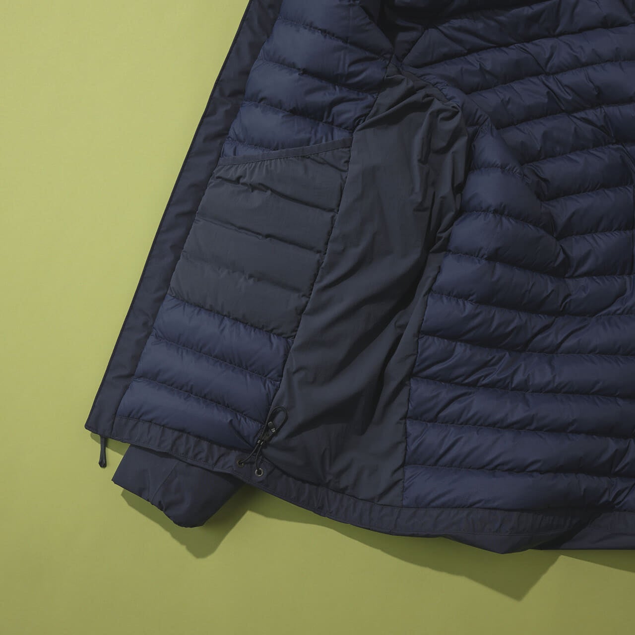 アークテリクスのソラノ ダウン フーディのドロップポケット