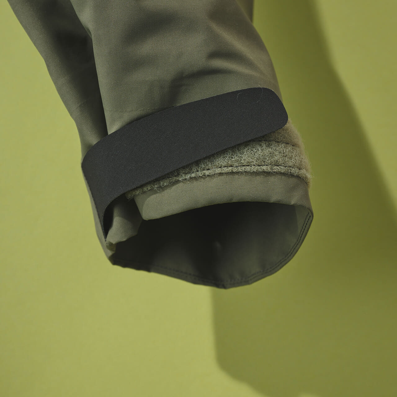 アークテリクスのベータ ダウン ジャケットのアルパインカフ