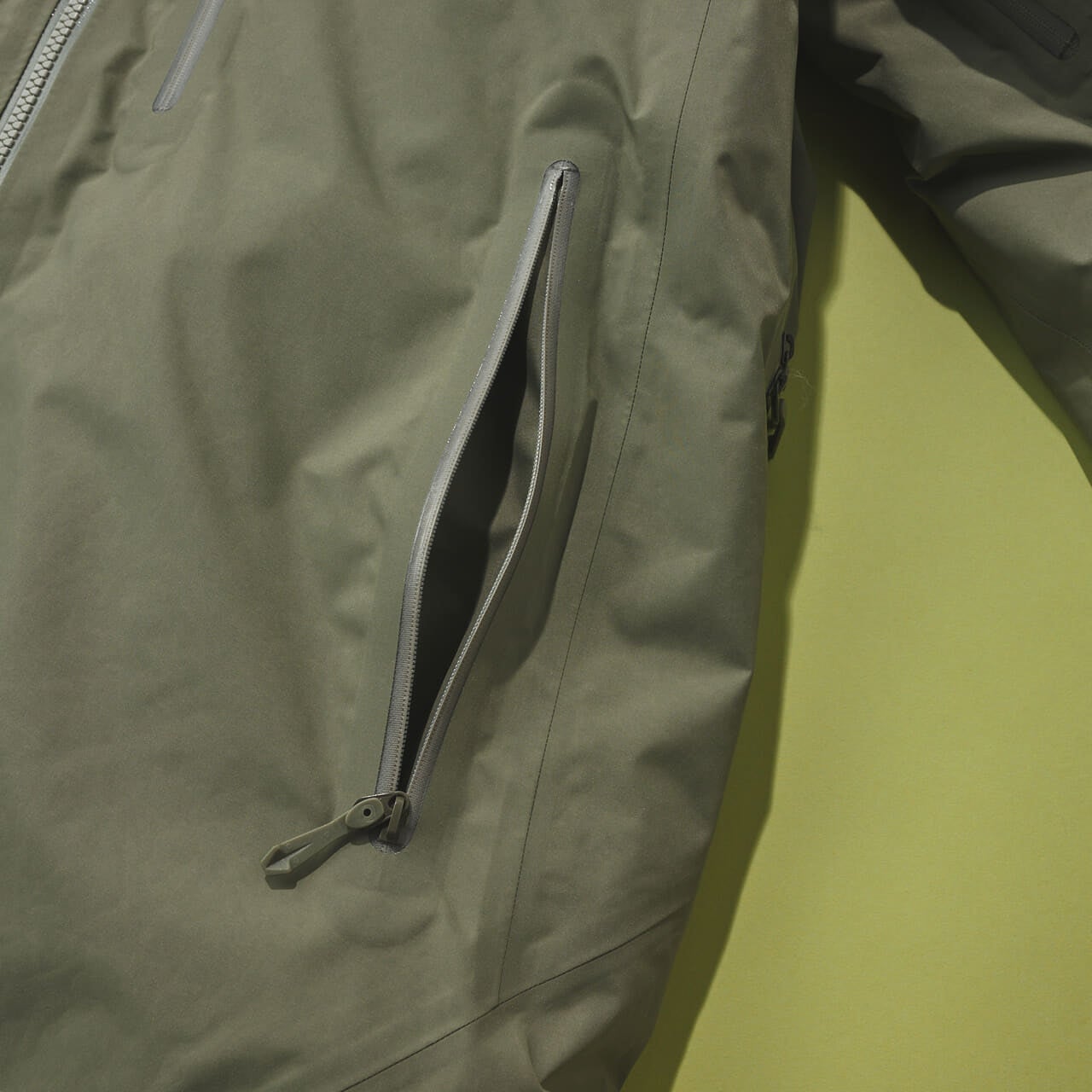 アークテリクスのベータ ダウン ジャケットのフロントポケット