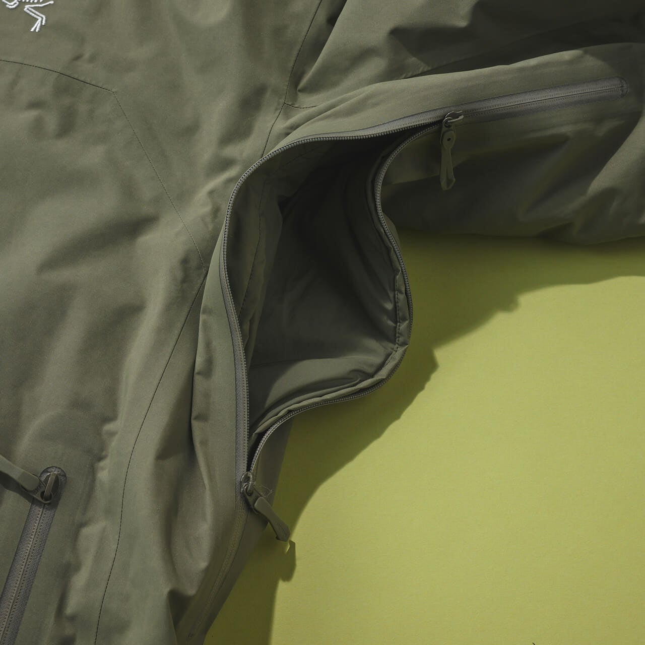 アークテリクスのベータ ダウン ジャケットの脇のベンチレーション