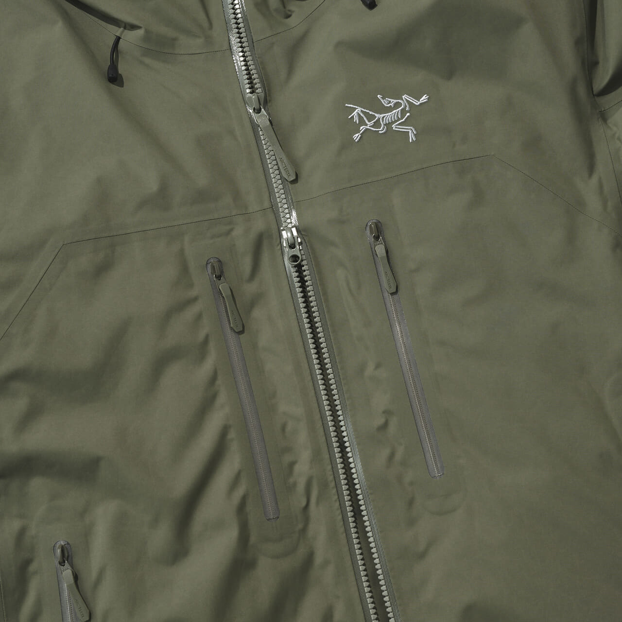 アークテリクスのベータ ダウン ジャケットのフロントジップ