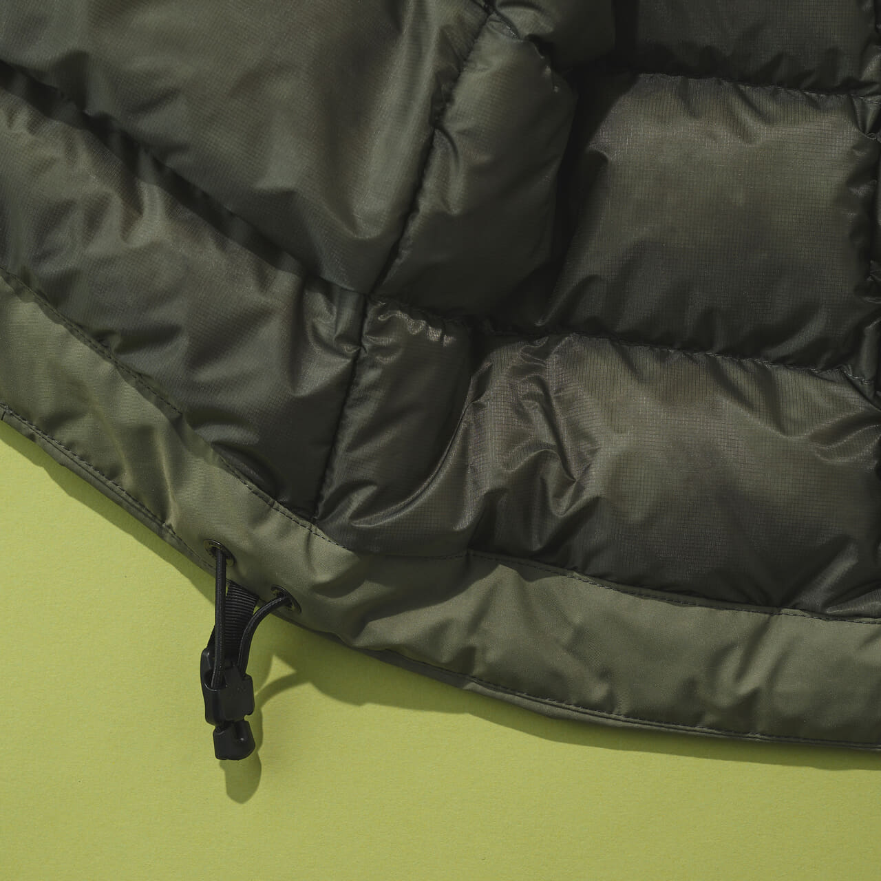 アークテリクスのベータ ダウン ジャケットの裾のドローコード