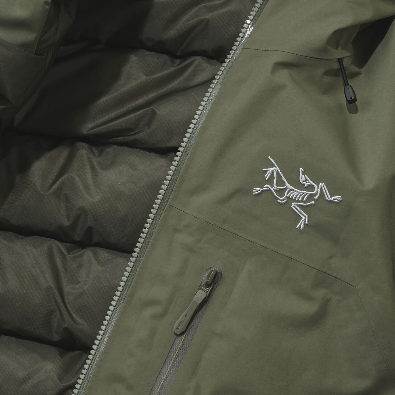 アークテリクスのベータ ダウン ジャケットのバードロゴ