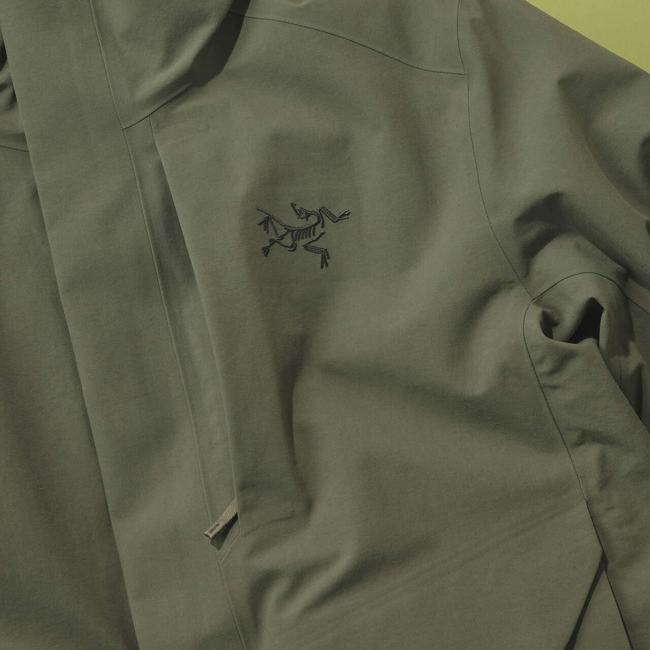 アークテリクスのサーミー ダウン パーカの胸ポケット