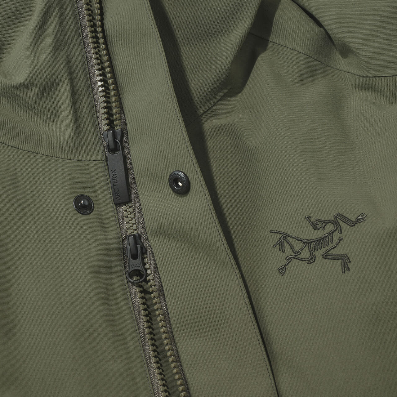 アークテリクスのサーミー ダウン パーカのフロントジップ