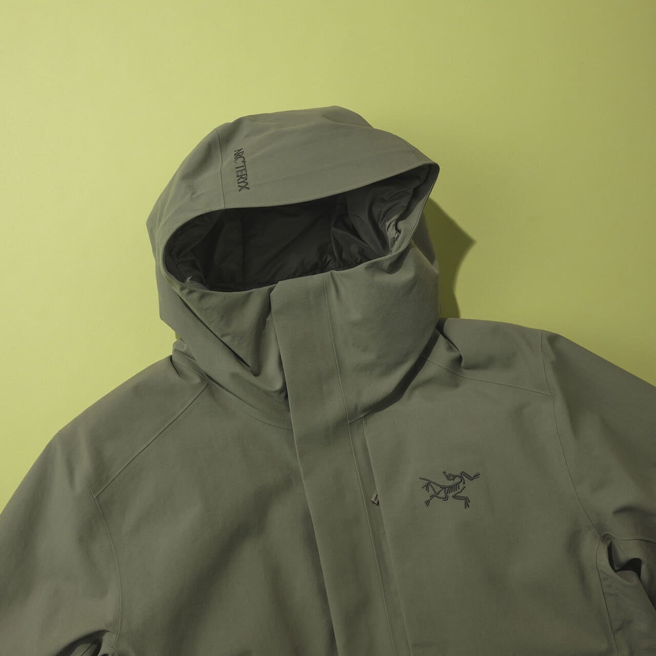 アークテリクスのサーミー ダウン パーカのフード