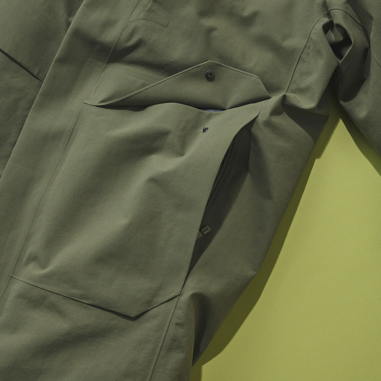 アークテリクスのサーミー ダウン パーカのハンドウォーマーポケット