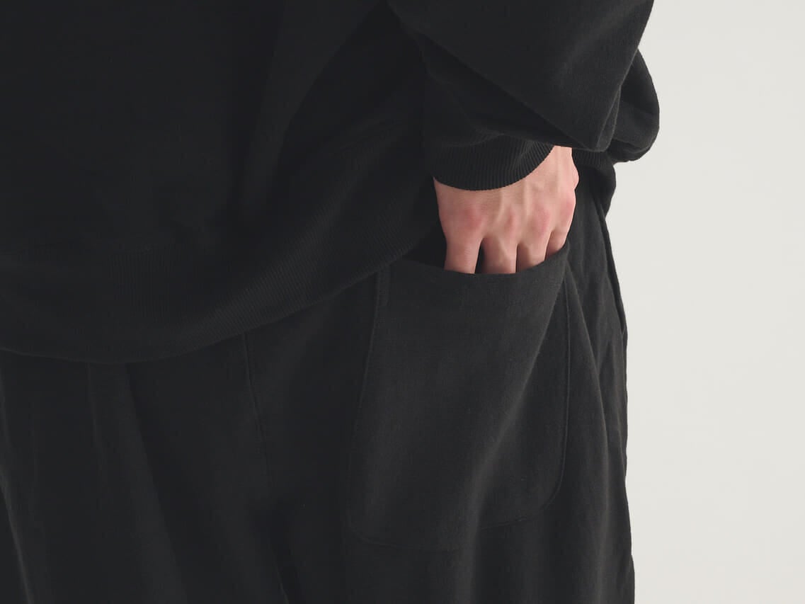 ファミマ(コンビニエンスウェア)のスウェットパンツ くろを着用のバックポケット