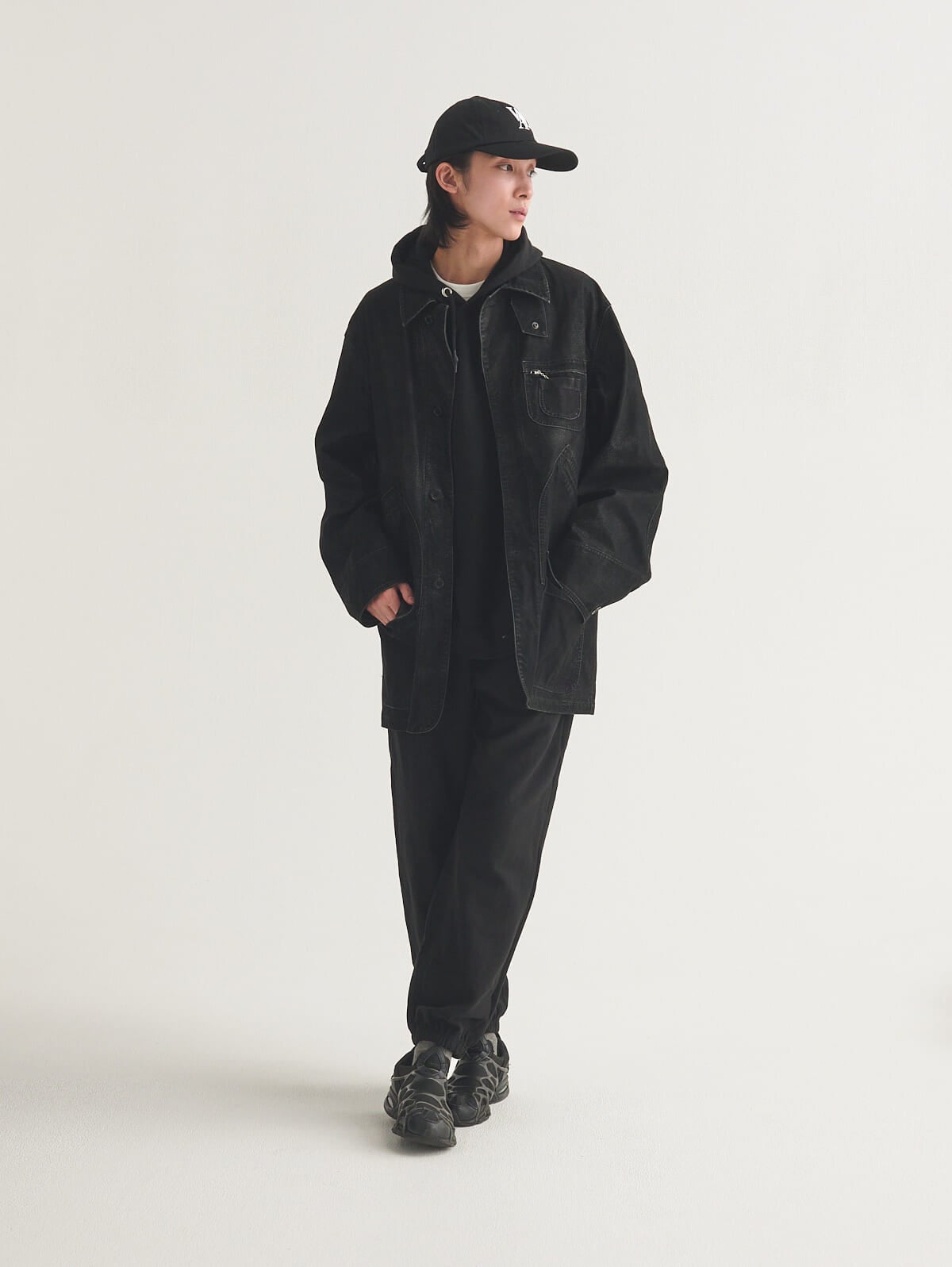 ファミマ(コンビニエンスウェア)のスウェットパンツ くろのオシャレな着こなし
