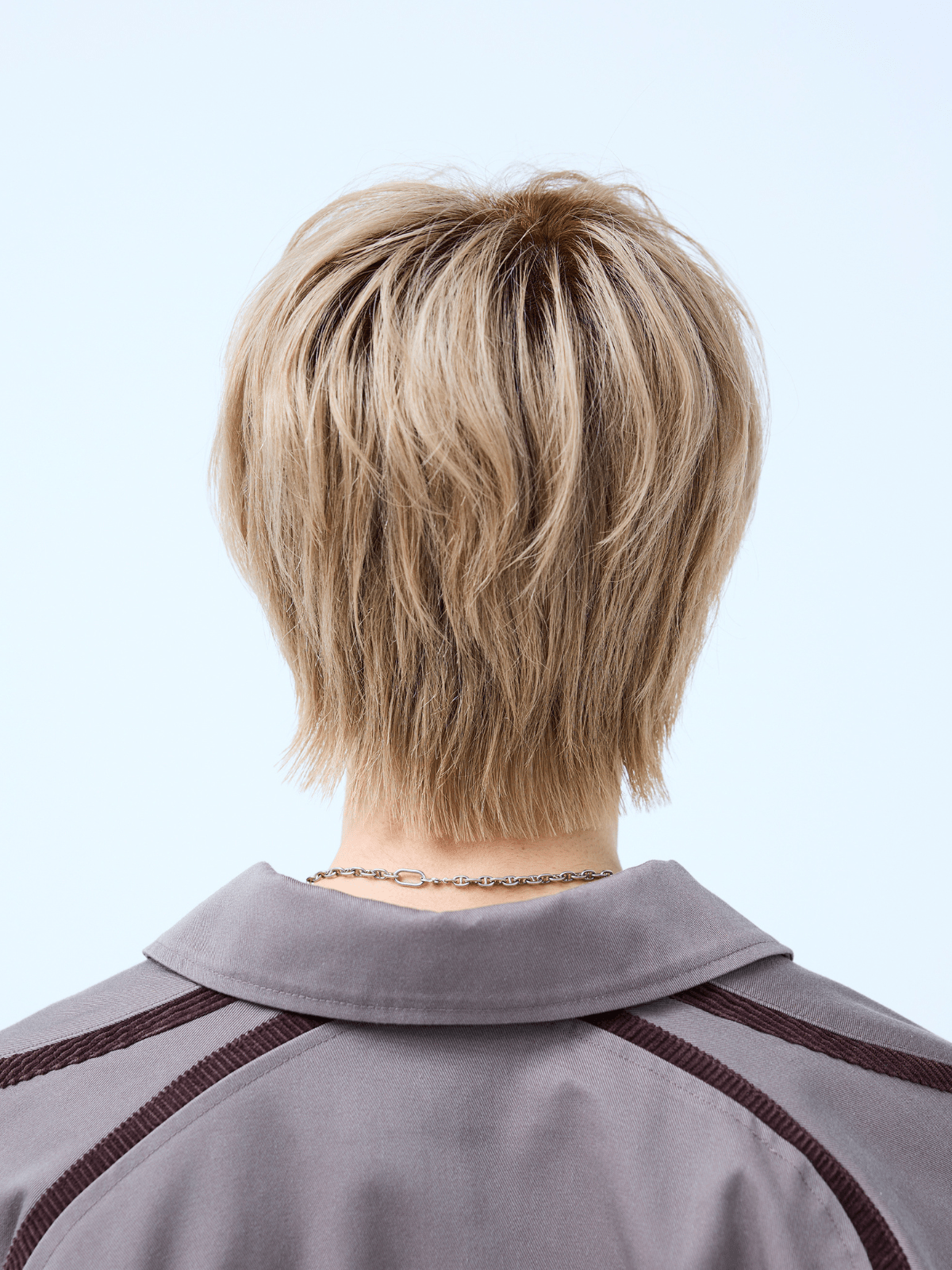 AWファッションと相性抜群、くすみ系ハイトーンでモードな印象に