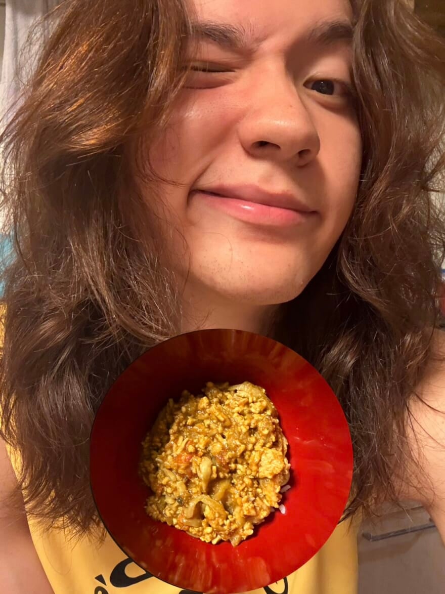 ウインクをしているメンズノンノモデル嵐翔真。一緒に自作の無水カレーが写っている。