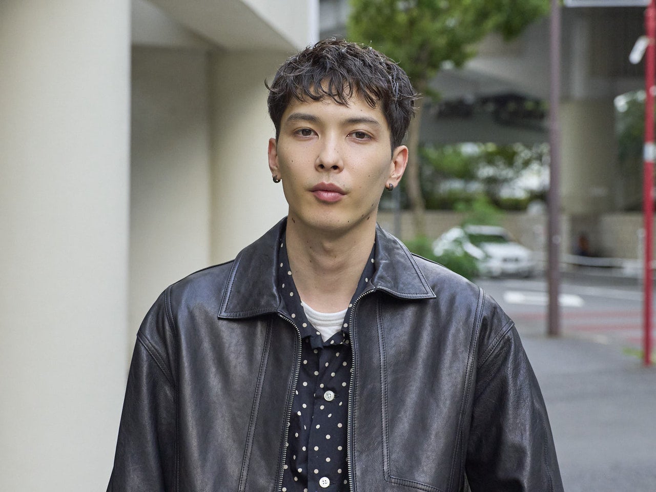 [守屋 光治] 「GAP（ギャップ）」のデニムにレザージャケット。定番オールブラックに流行りのドット柄で遊び心を【メンズノンノモデルの私服スナップ】