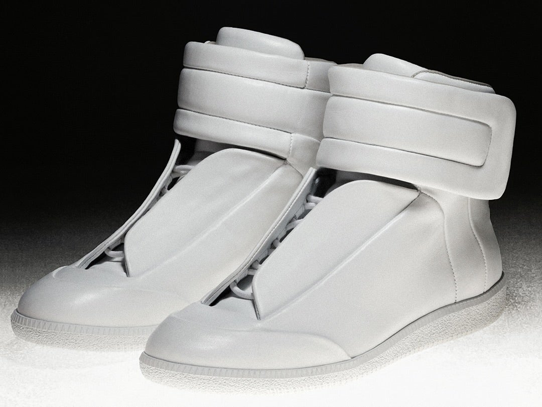 あの名作が約14年ぶりに復活！「メゾン マルジェラ」の「フューチャー」スニーカーの洗礼された近未来デザインが話題騒然！