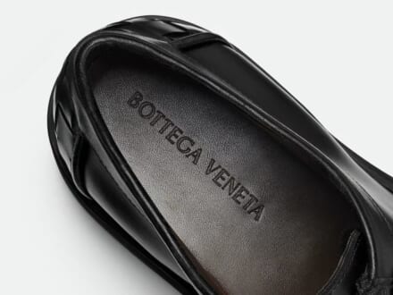 「ボッテガ・ヴェネタ」の新作“ベン レースアップシューズ”に注目。スクエアトゥが今の気分にぴったり！