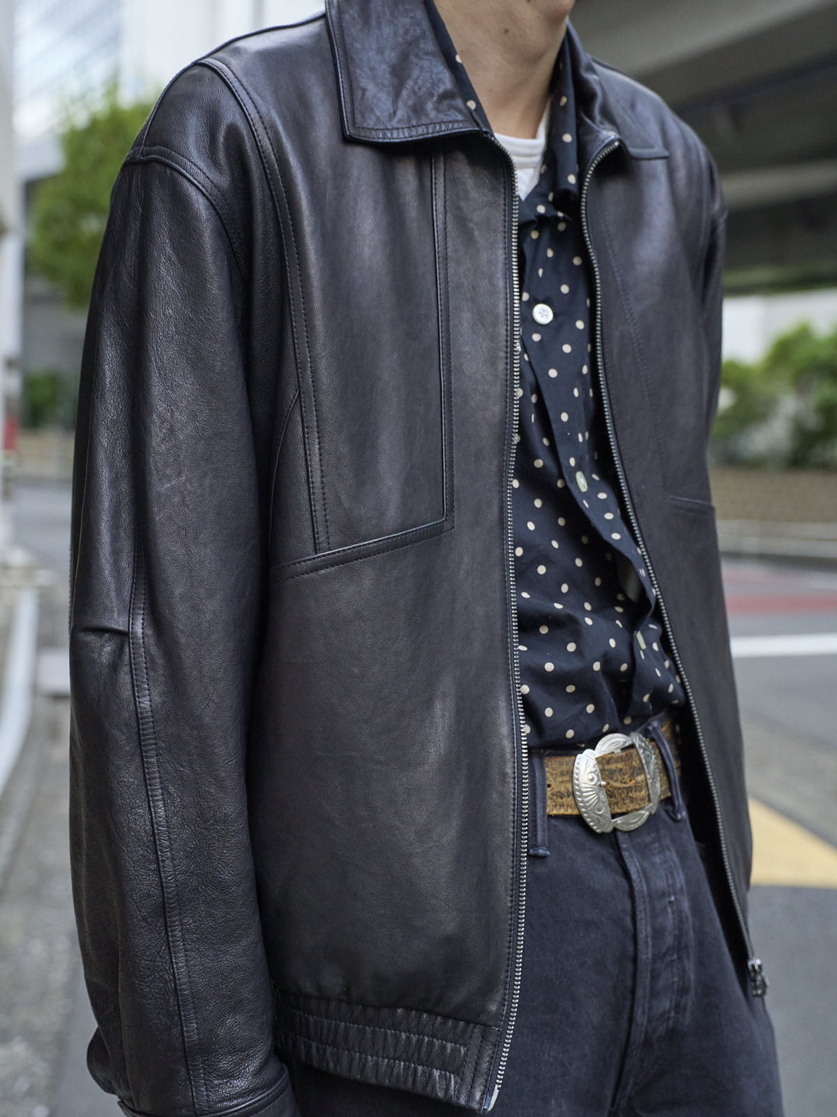守屋光治の秋冬私服_アナザーオフィスのレザージャケットとアトラクションズのシャツ寄り