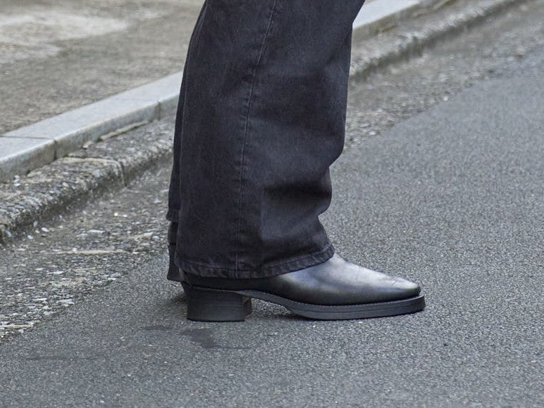 守屋光治の秋冬私服_アトラクションズのエンジニアブーツサイド