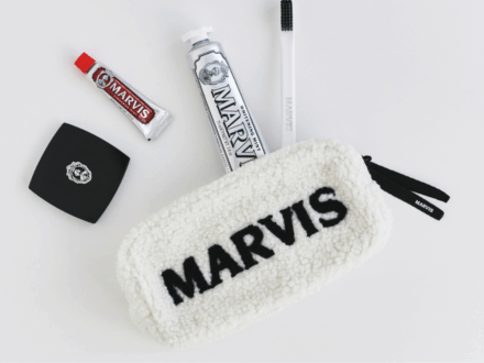 デンタルケアブランド “MARVIS(マービス)”より25年秋冬限定のホリデーコレクションが3型登場。 ふわもこポーチ、コンパクトミラー…限定アイテムを見逃すな!