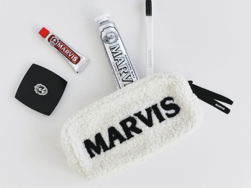 デンタルケアブランド “MARVIS(マービス)”より25年秋冬限定のホリデーコレクションが3型登場。 ふわもこポーチ、コンパクトミラー…限定アイテムを見逃すな!