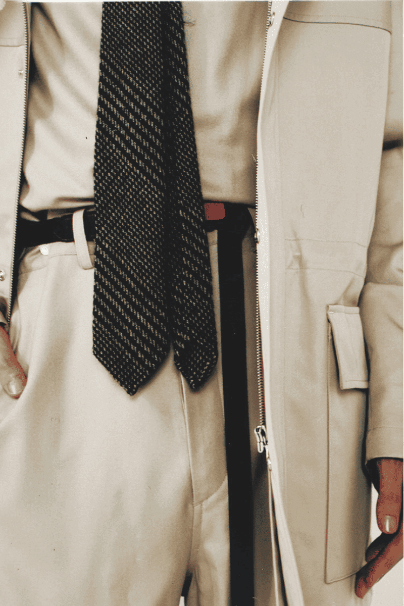 海谷遠音が着用するオーラリーのジャケットとジャンプスーツ