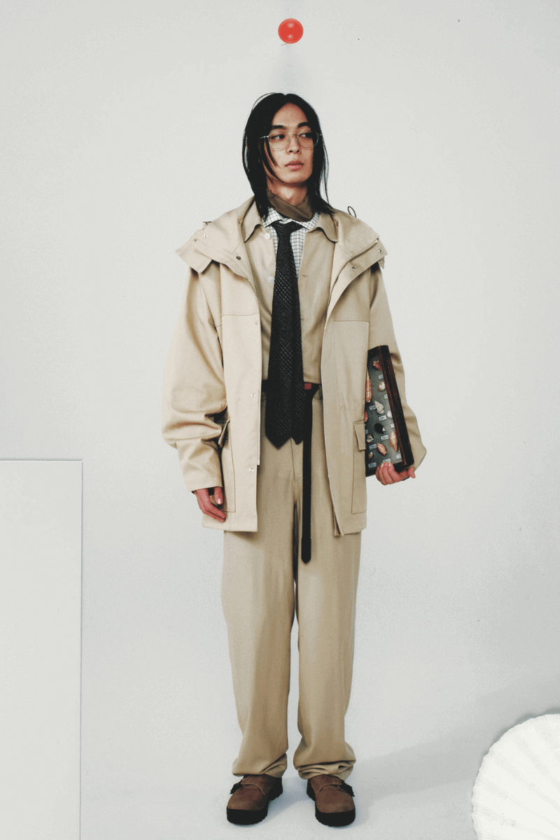 海谷遠音が着用するオーラリーのジャケットとジャンプスーツ