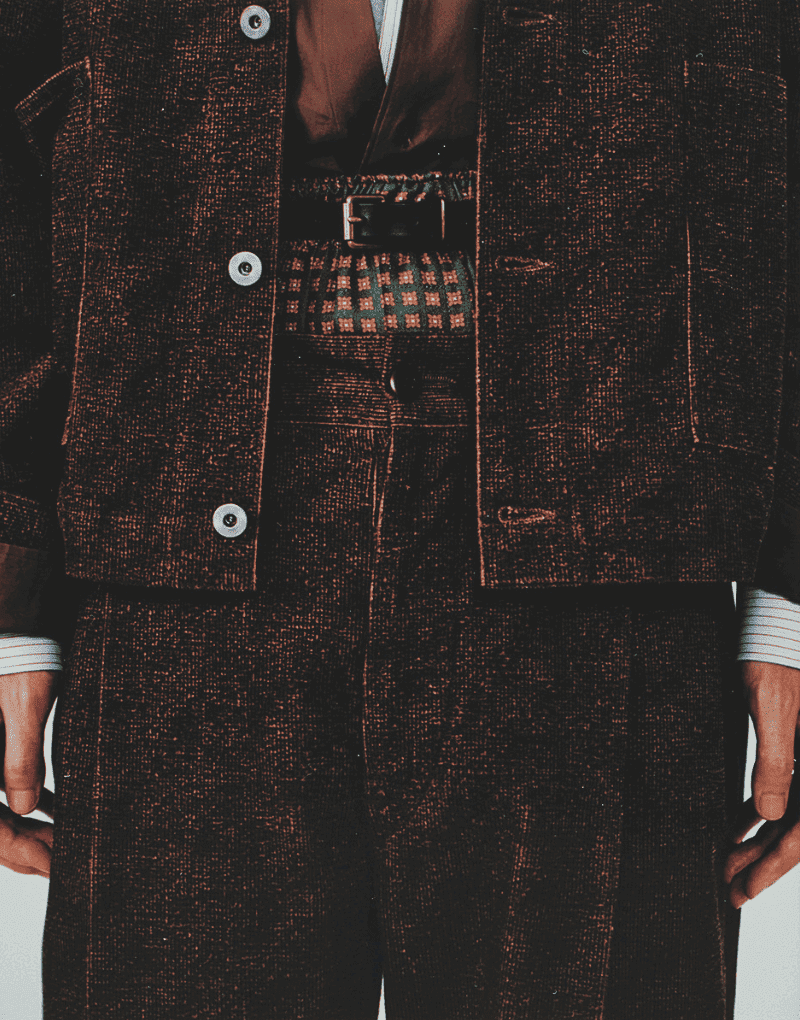 海谷遠音が着用するティー・ティーのジャケットとパンツ