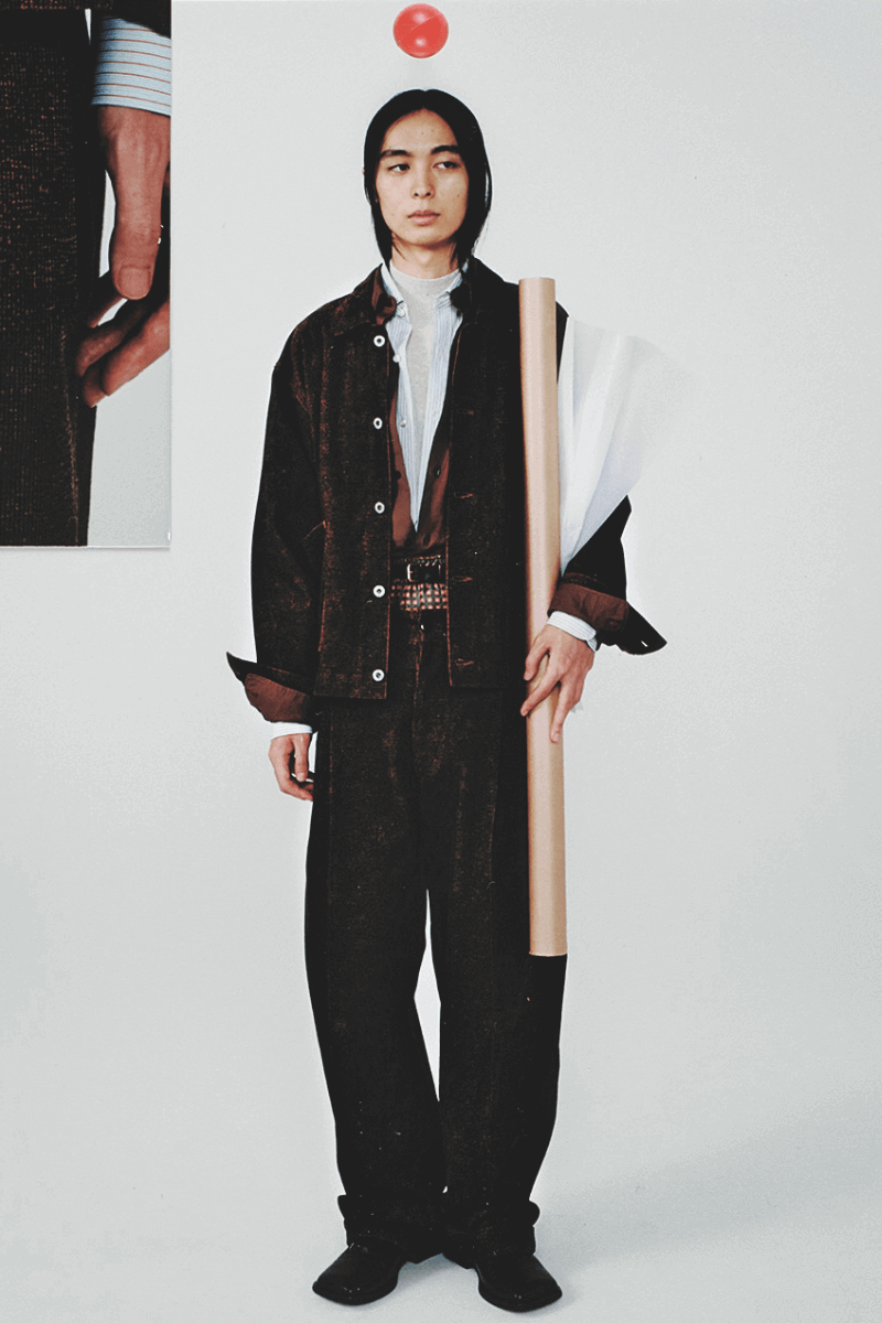 海谷遠音が着用するティー・ティーのジャケットとパンツ