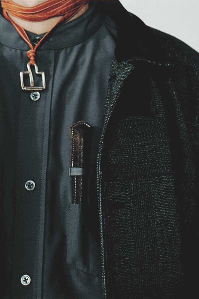 海谷遠音が着用するフレッシュサービス ヘッドクオーターズのシャツ