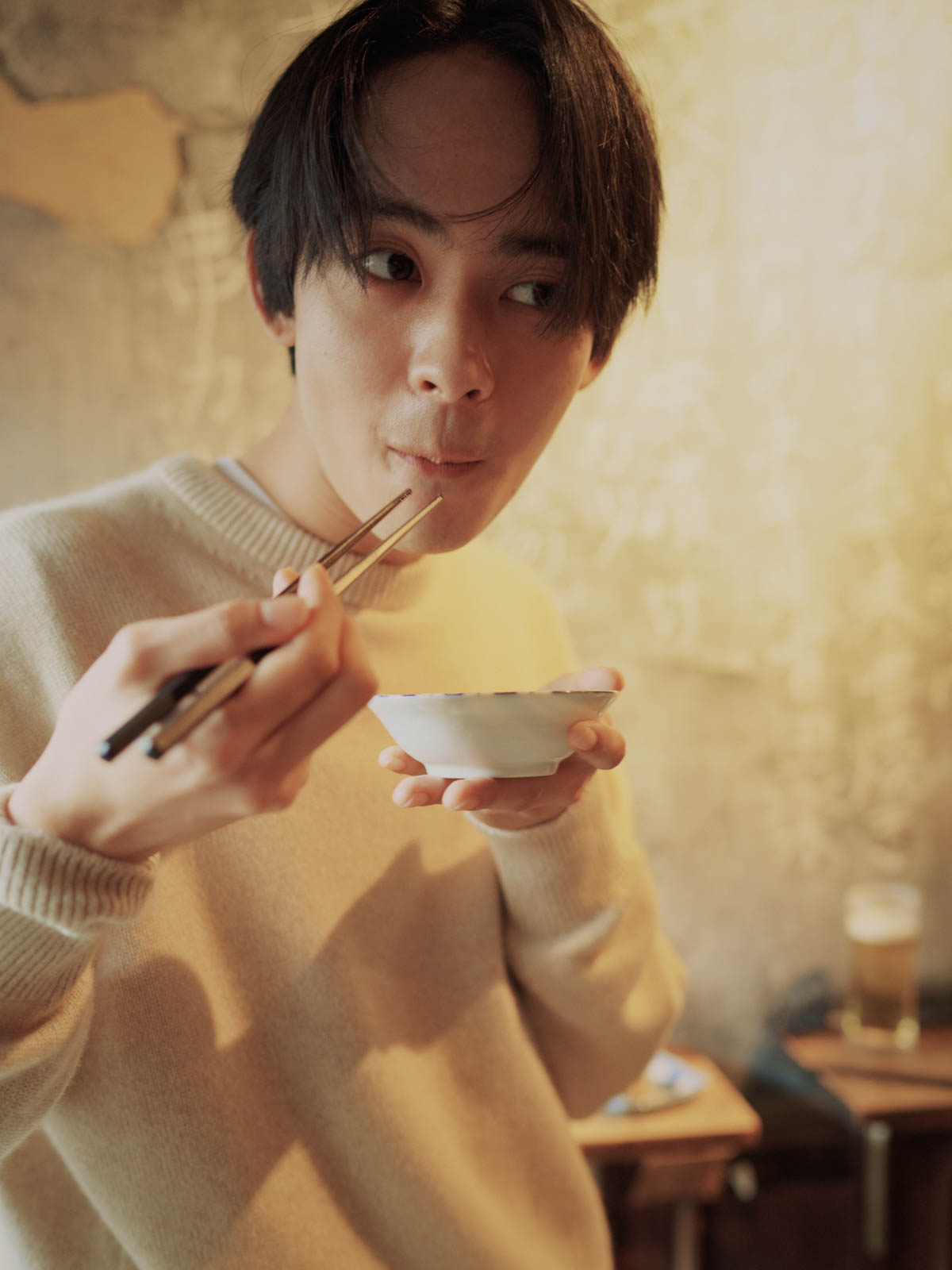 料理を食べる松井大奈